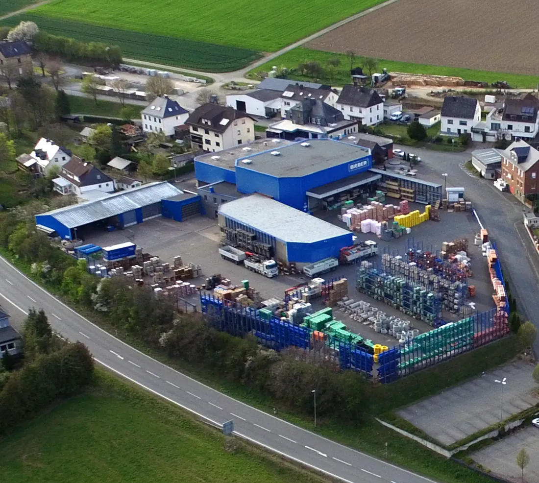 Luftaufnahme des Baustoffhandel-Standorts von BIEBER + MARBURG in Bischoffen